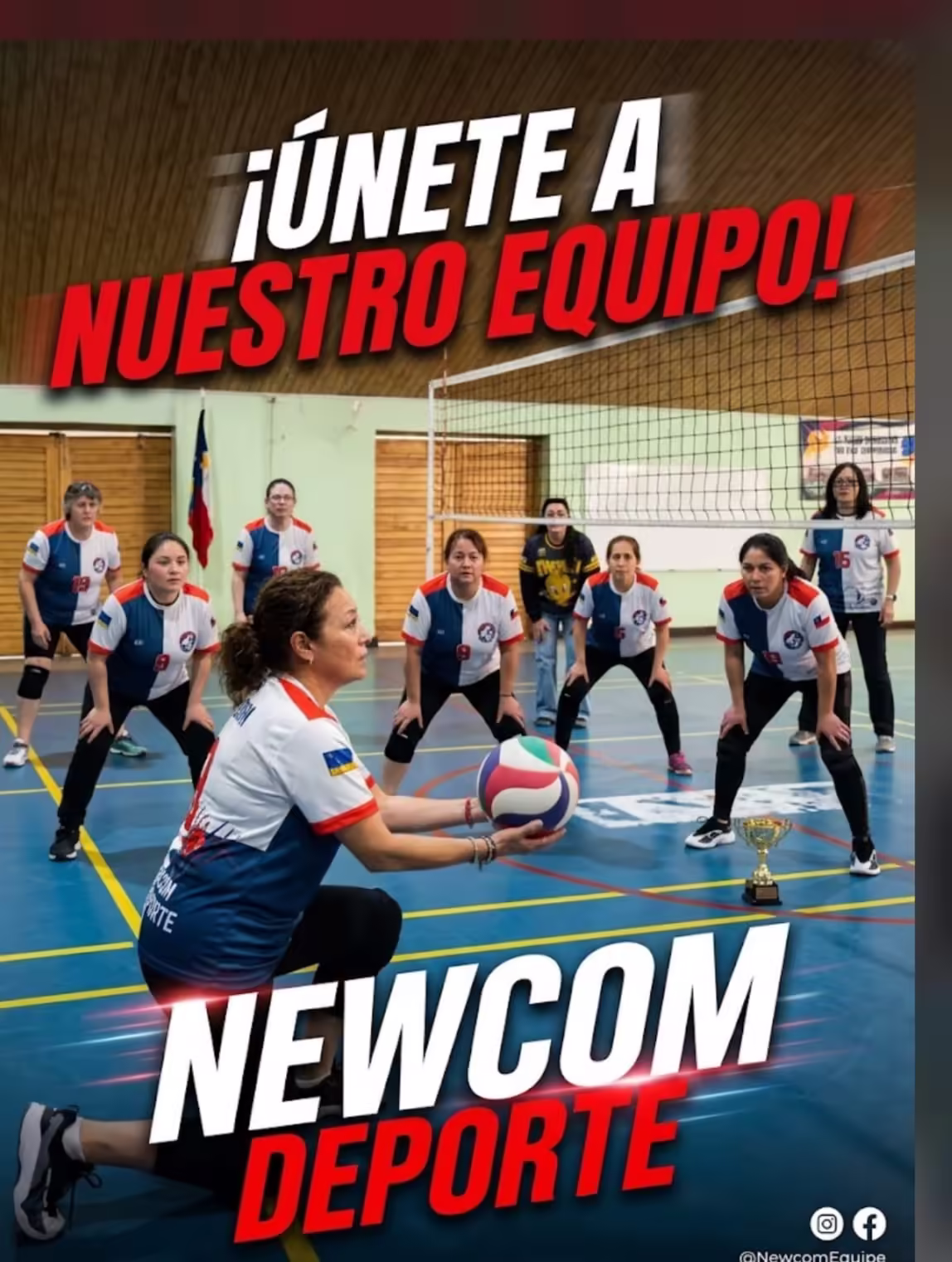 Jugador del Club Newcom de Punta Arenas rematando el balón sobre la red durante un partido de vóleibol adaptado